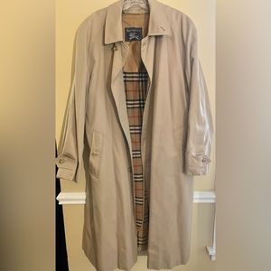 Vintage Men's Burberry Trench Coat w/ Wool Liner. Size 42L